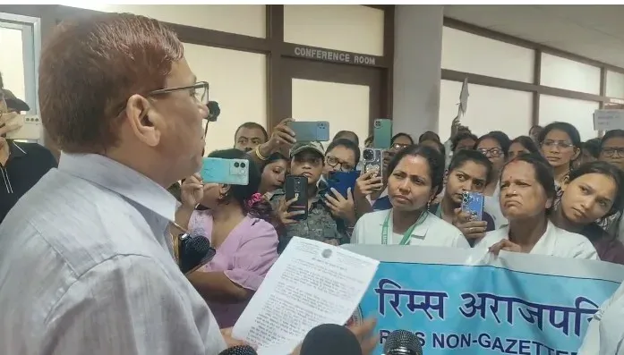 रिम्स रांची: 3 माह से वेतन नहीं, 1,500 से अधिक कर्मचारियों का निदेशक कार्यालय के सामने प्रदर्शन