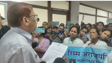 रिम्स रांची: 3 माह से वेतन नहीं, 1,500 से अधिक कर्मचारियों का निदेशक कार्यालय के सामने प्रदर्शन