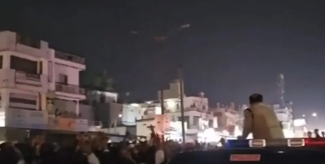 Footage Captures Mob Confrontation at Karnataka Police Station; Officers Applauded for Their Response