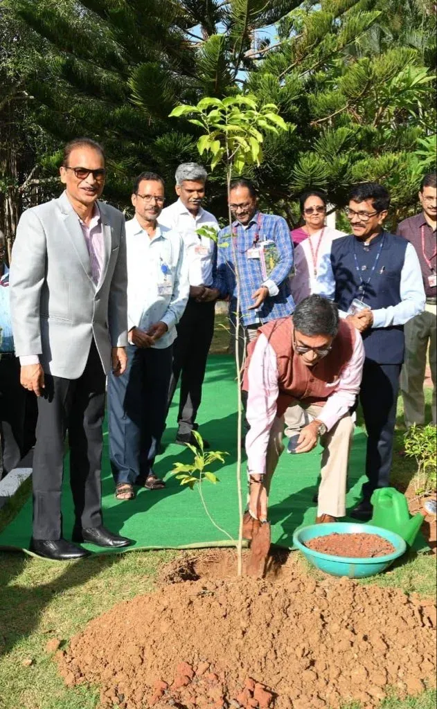 विक्रम मिस्री ने भाविनी और आईआईटी मद्रास का दौरा किया, पीएफबीआर की प्रगति की समीक्षा