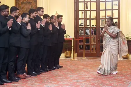 विदेश सेवा के प्रशिक्षु अधिकारियों से मिलीं राष्ट्रपति मुर्मू, कहा- भारत की आत्मा का राजदूत बनकर कार्य करें