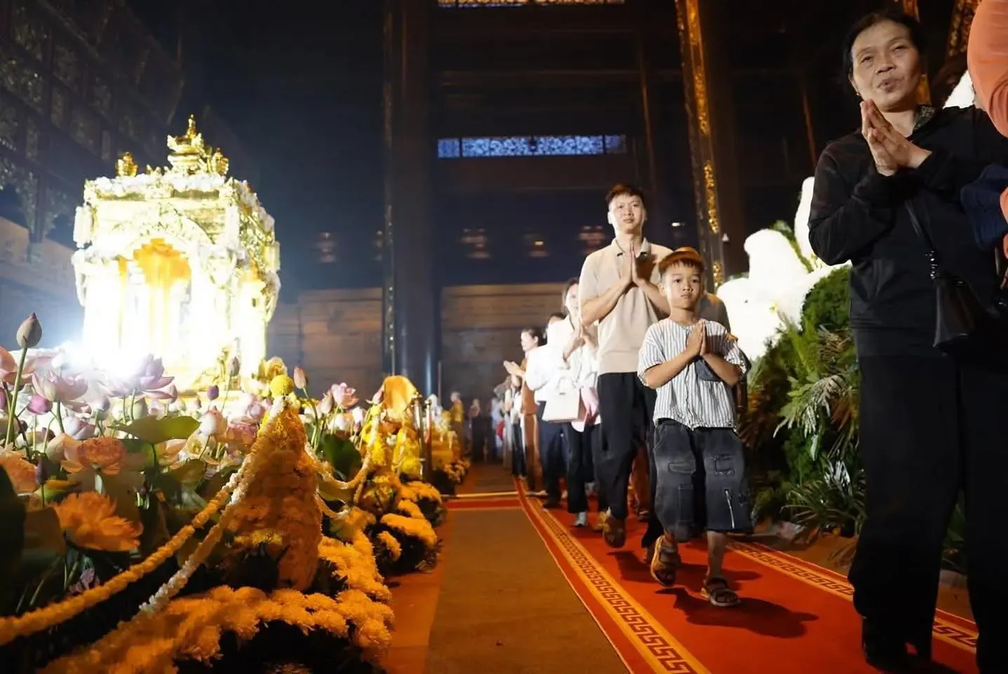 Did a Large Number of Devotees Pay Respect to Holy Buddha Relics from India in Vietnam?