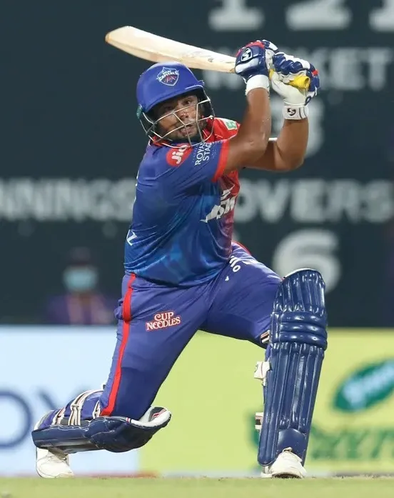 How did Sarfaraz lead Mumbai to their 4th win in the Vijay Hazare Trophy?