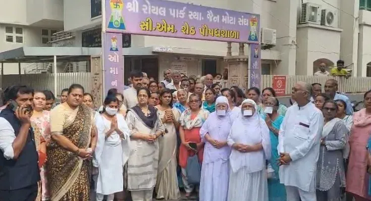 विजय रूपाणी की प्रथम पुण्यतिथि पर राजकोट में नवकार मंत्र जाप, पत्नी अंजलीबेन और बेटे ऋषभ ने दी श्रद्धांजलि