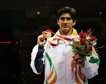 विजेंदर सिंह बर्थडे स्पेशल: एक नौकरी का पीछा करते-करते बन गए ओलंपिक मेडलिस्ट, इतिहास रचकर बने यूथ आइकन 