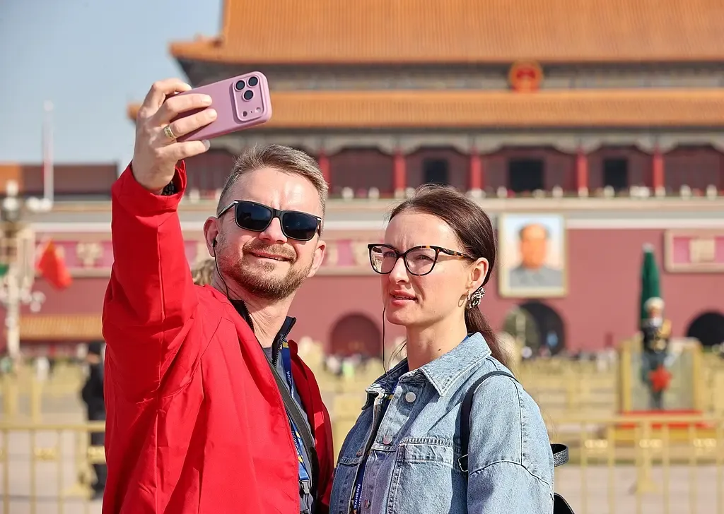 ब्रिटेन में चीन का आकर्षण बढ़ाने के लिए वीजा-मुक्त नीति का प्रभाव: ब्रिटिश मीडिया की रिपोर्ट