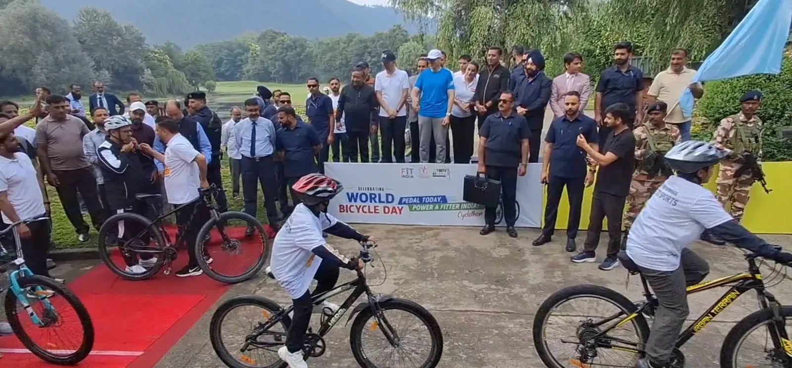 विश्व साइकिल दिवस: CM उमर अब्दुल्ला ने श्रीनगर में साइक्लोथॉन को दिखाई हरी झंडी, ‘ड्रग्स को ना’ का संदेश