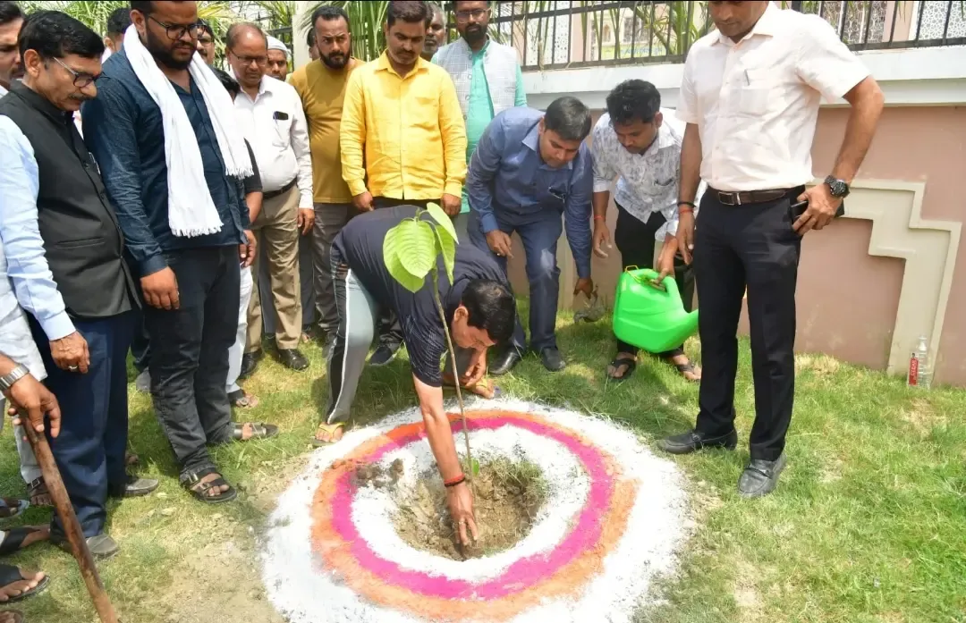विश्व धरोहर दिवस पर मऊ में मंत्री एके शर्मा का वृक्षारोपण को जन-आंदोलन बनाने का आह्वान