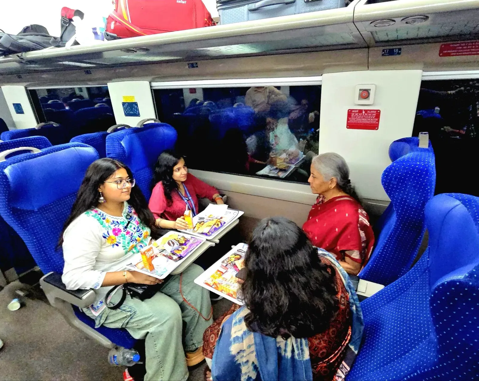 वंदे भारत से जयपुर पहुंचीं वित्त मंत्री निर्मला सीतारमण, ब्रिक्स बैठक से पहले युवाओं से किया संवाद