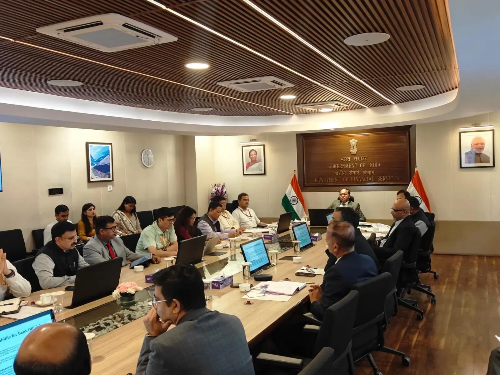 डीएफएस सचिव की हैदराबाद में बड़ी बैठक: डिजिटल धोखाधड़ी, फर्जी खाते और 'म्यूलहंटर AI' पर फोकस