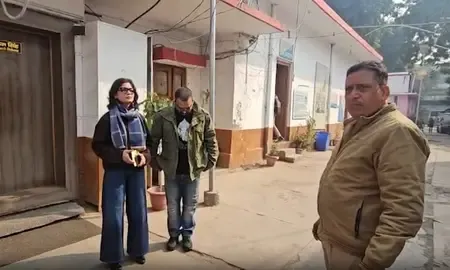 विवादित पोस्ट मामले में नेहा सिंह राठौर लखनऊ के हजरतगंज थाने पहुंचीं, बोलीं-जांच में सहयोग दूंगी