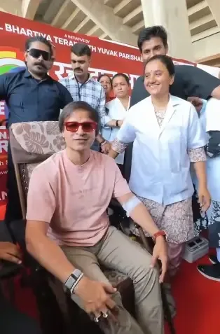 पीएम मोदी के जन्मदिन पर अहमदाबाद में रक्तदान अभियान में शामिल हुए विवेक ओबेरॉय