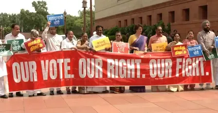 वोट चोरी के आरोप पर सियासी संग्राम : कांग्रेस ने चुनाव आयोग पर उठाए सवाल, भाजपा का पलटवार