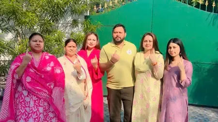 वोट डालने के बाद लालू परिवार ने किया आग्रह, बिहार में बदलाव के लिए जनता करे वोट 