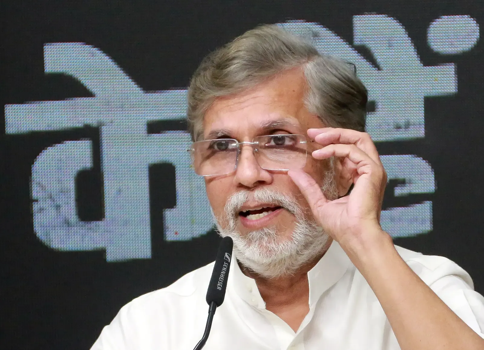 वोटर लिस्ट से 13 करोड़ नाम हटाने पर सियासत गरमाई, पवन खेड़ा ने भाजपा से माँगा 10.2 करोड़ का हिसाब