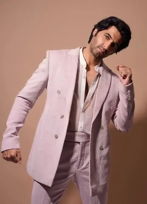 अक्षय ओबेरॉय ने व्यस्त शूटिंग के बीच 'टू जीरो वन फोर' की डबिंग पूरी की, कहा- 'यह समय रोमांचक और थकाने वाला है'