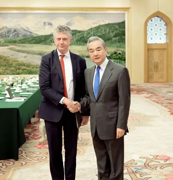 क्या वांग यी ने ब्रिटेन के राष्ट्रीय सुरक्षा सलाहकार जोनाथन पॉवेल से मुलाकात की?