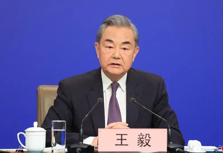 क्या वांग यी ने फिनलैंड की विदेश मंत्री के साथ फोन पर संवाद किया?