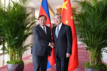 वांग यी ने कंबोडिया के उप प्रधानमंत्री के साथ मुलाकात की