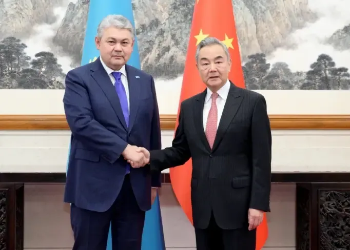 क्या वांग यी ने कजाकिस्तान के विदेश मंत्री के साथ वार्ता की?