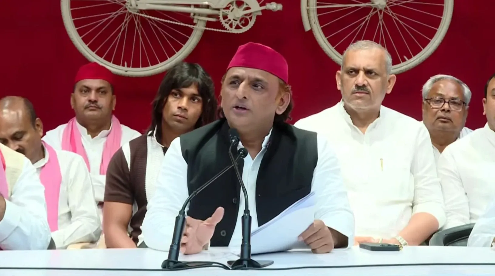 Why Did Akhilesh Yadav Criticize the UP Government Over River Pollution?