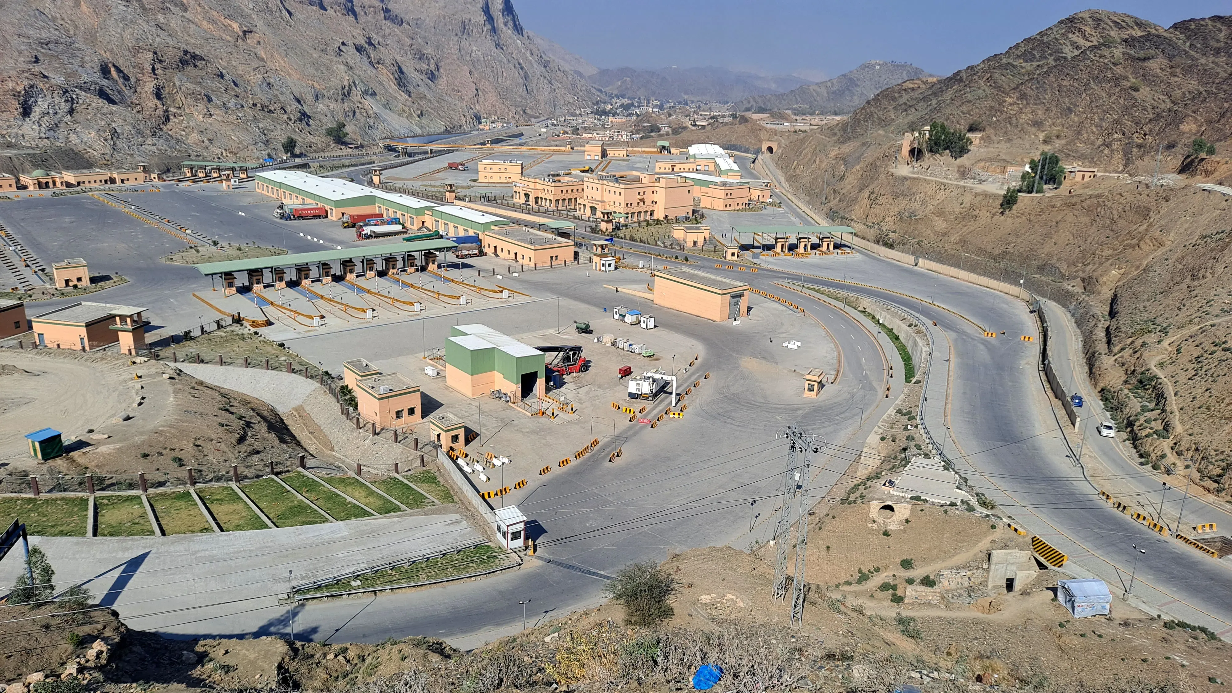 Pakistan’s Economy Crumbles Under Middle East Crisis and Afghan Conflict