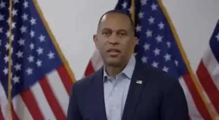 Hakeem Jeffries Denounces Iran Conflict as Unjust War
