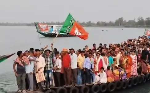 BJP Supporters Journey by Boat from Sundarbans for PM Modi's Brigade Rally