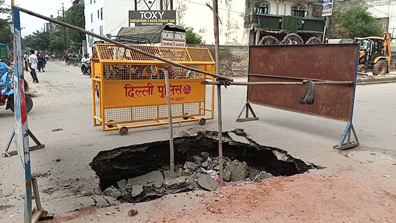 ख्याला चौराहे पर सड़क धंसी, ईंट-लदा ट्रक गड्ढे में फंसा; पश्चिमी दिल्ली में यातायात बाधित