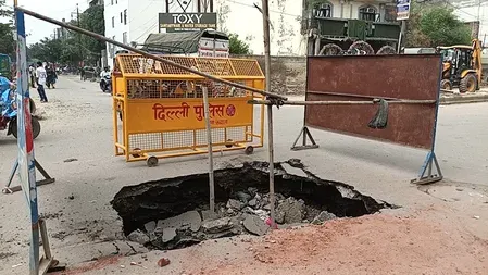 ख्याला चौराहे पर सड़क धंसी, ईंट-लदा ट्रक गड्ढे में फंसा; पश्चिमी दिल्ली में यातायात बाधित