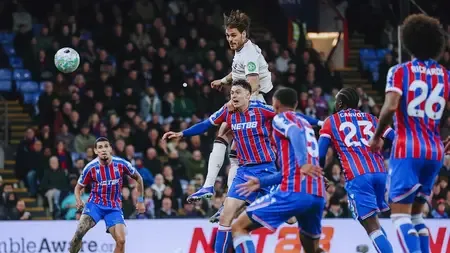 West Ham Rises Above Relegation Zone After Draw at Palace
