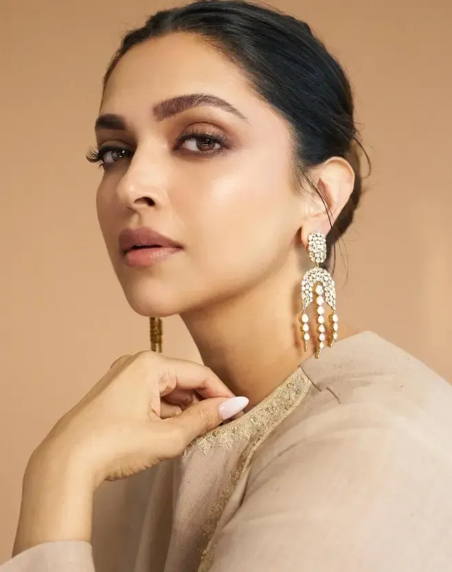 Did Deepika Padukone Acknowledge Farah Khan's Vision of Classic Heroine Charm in Om Shanti Om?