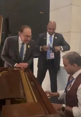 Malaysian PM Anwar Ibrahim sings Kishore Kumar hit at BRICS Night in Delhi