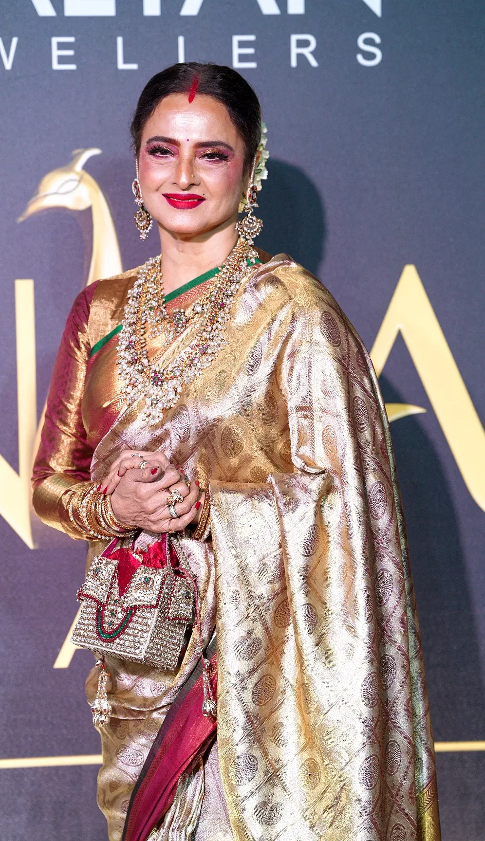 Rekha recalls hugging a fan who threatened to die outside her home