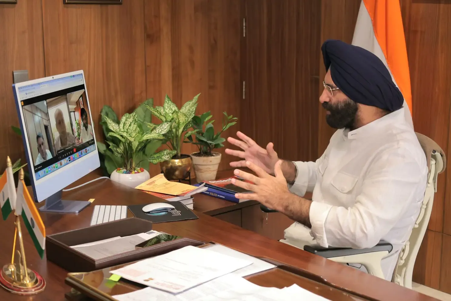 How is the Delhi government tackling winter air pollution?