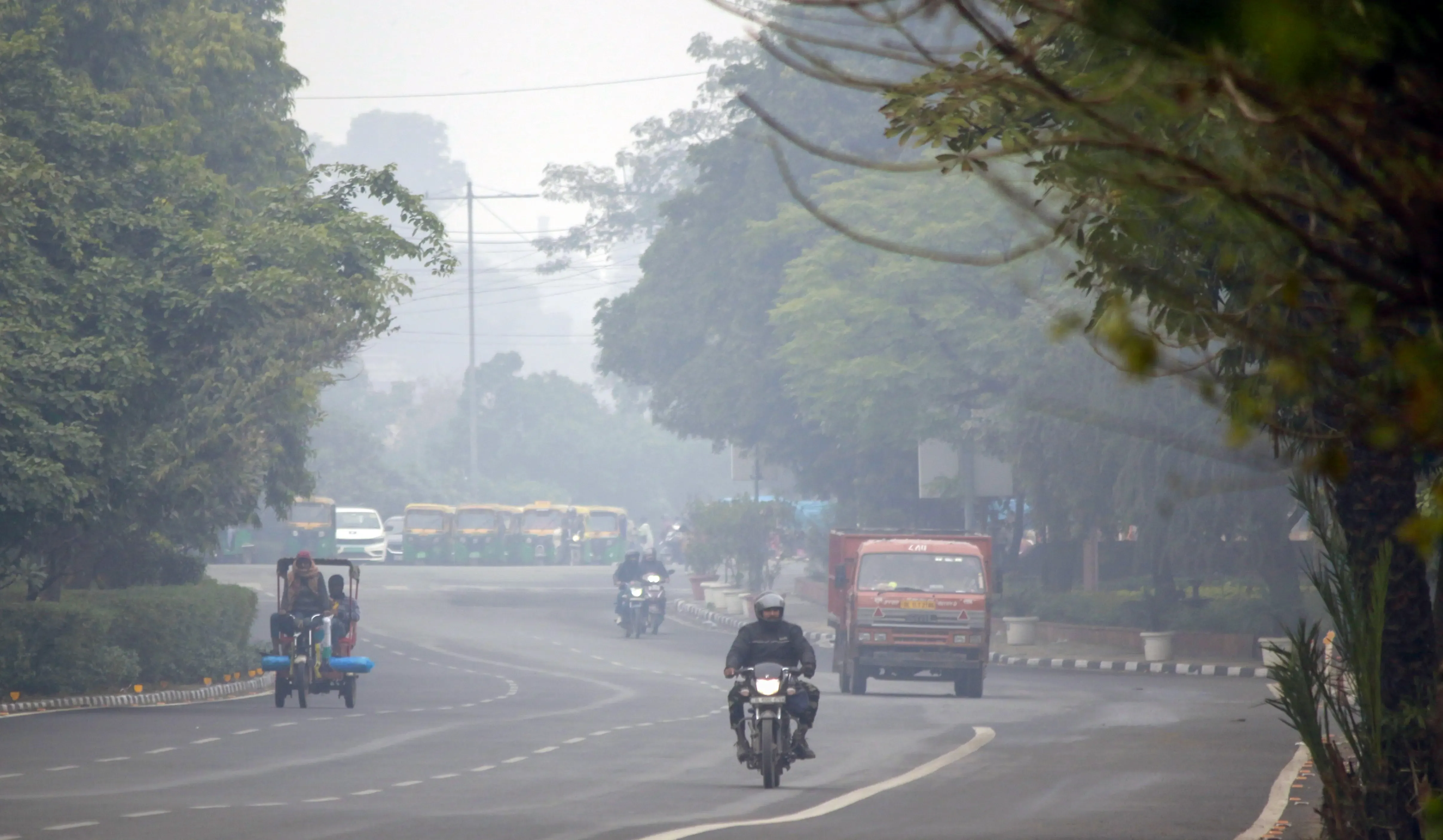 Is Winter Chill in Delhi-NCR Compounded by Poor Air Quality as AQI Approaches 400?