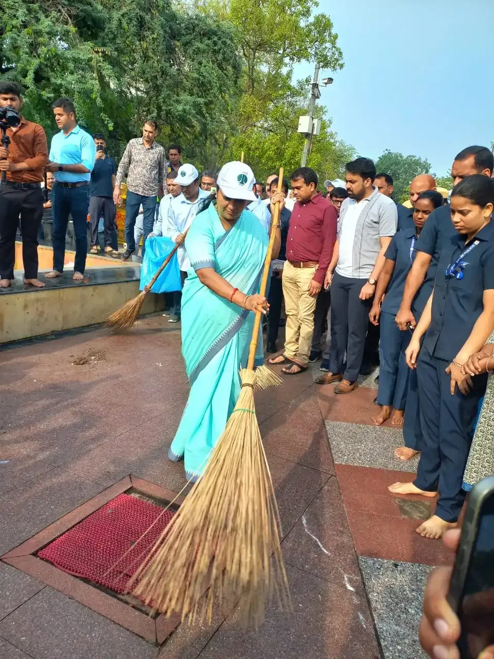 How is Delhi CM Gupta Promoting Cleanliness at Hanuman Mandir?