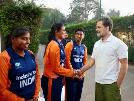 विमेंस ब्लाइंड टी20 विश्व कप विजेता टीम से मिले राहुल गांधी