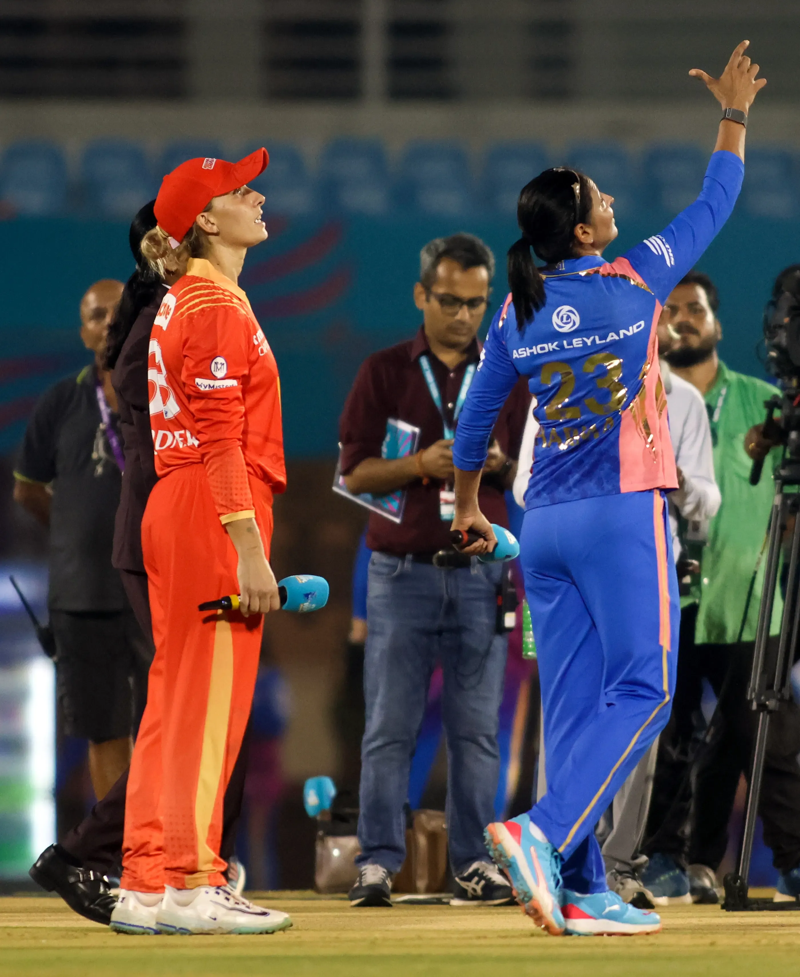 WPL 2025: Gibson and Ishaque Feature as GG Opt to Bowl First Against MI
