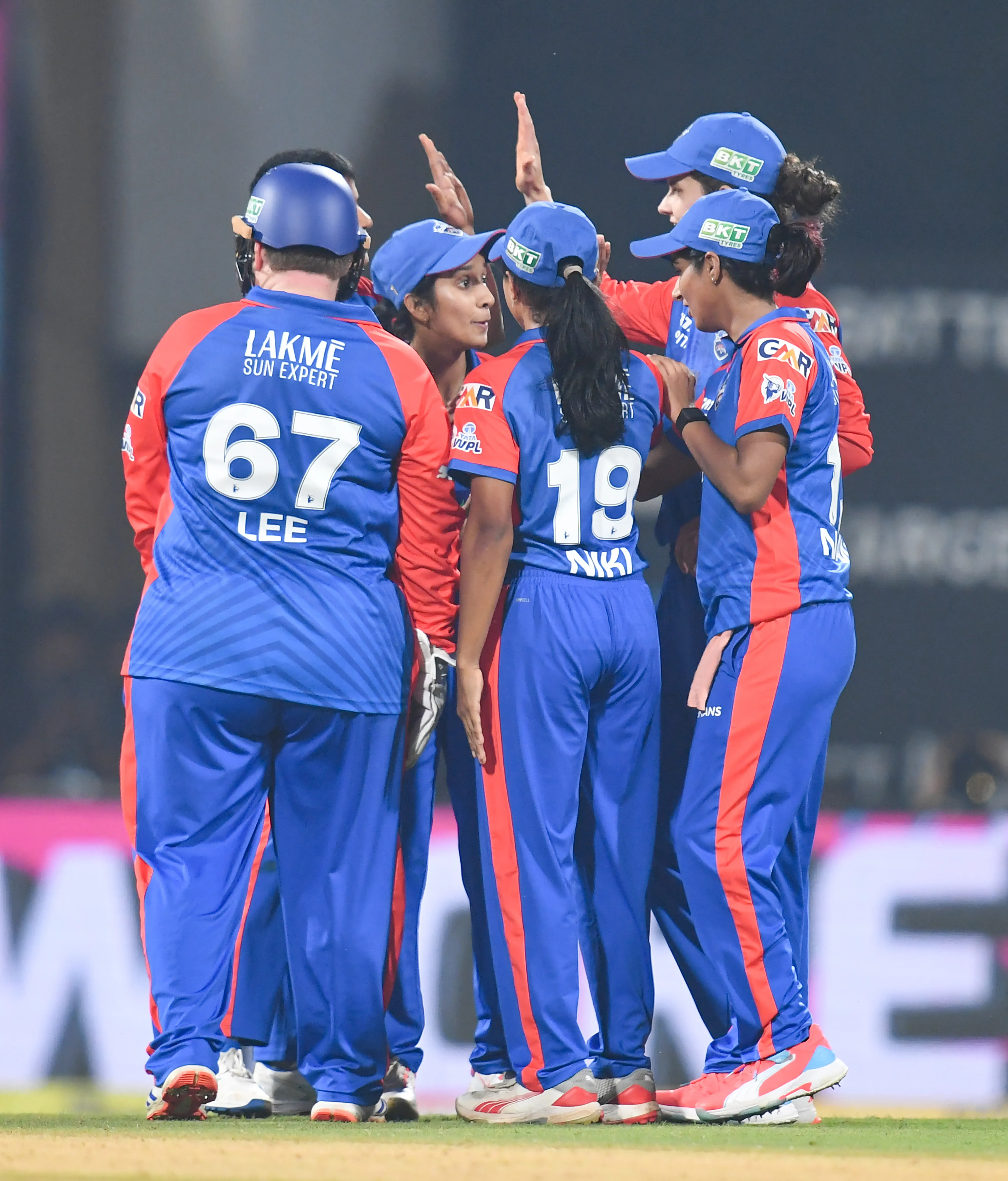 Did Delhi Capitals Choose to Bowl First Against Gujarat Giants?