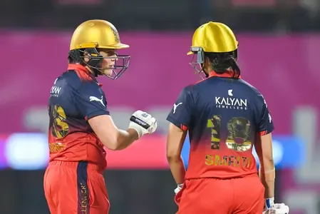How did Harris and Mandhana's contrasting styles create a successful duo?