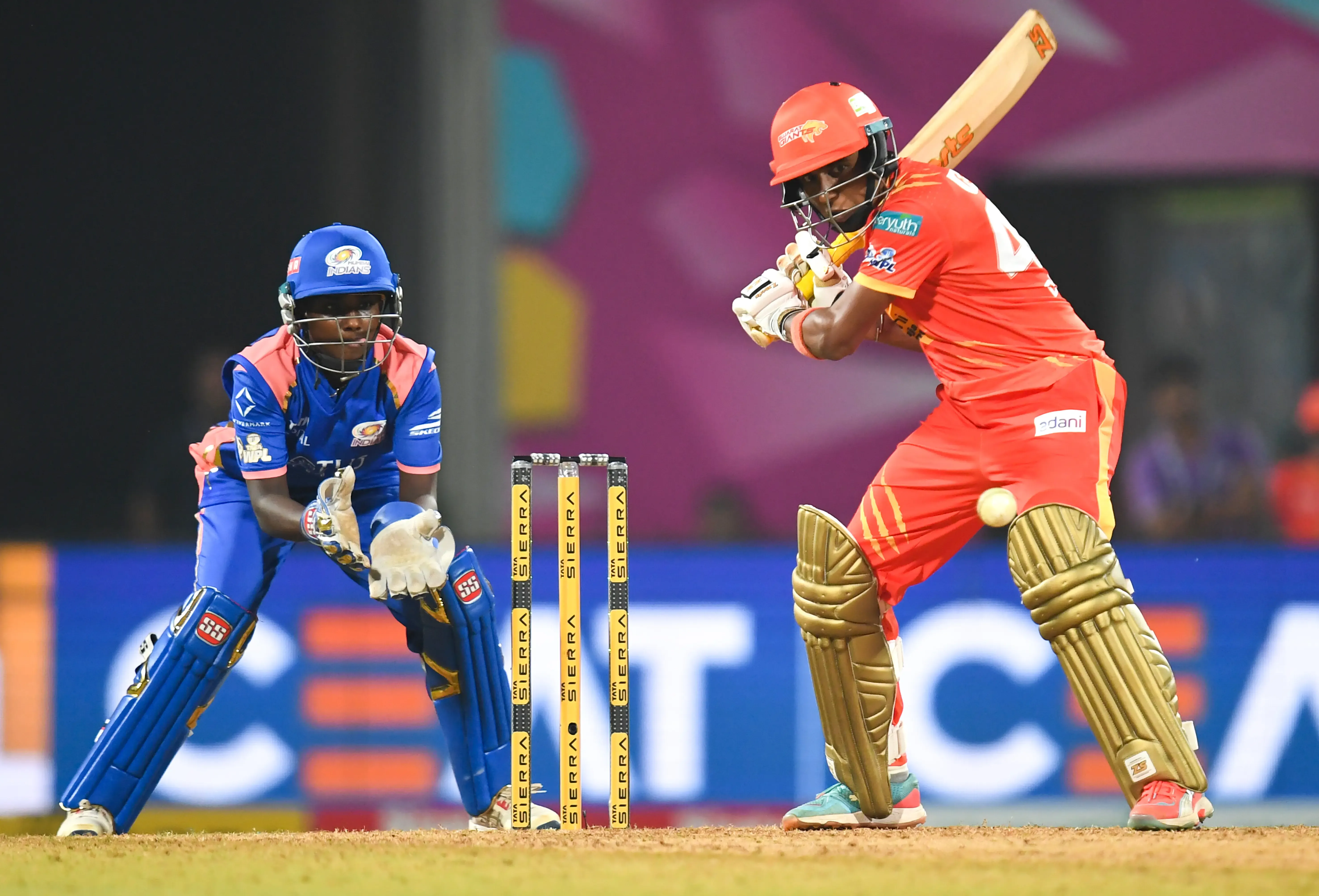 Can Georgia Wareham's unbeaten 43 and late fireworks from Bharti Fulmali secure a win for Gujarat Giants against Mumbai Indians?
