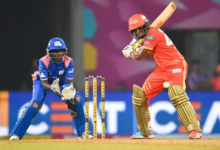 Can Georgia Wareham's unbeaten 43 and late fireworks from Bharti Fulmali secure a win for Gujarat Giants against Mumbai Indians?