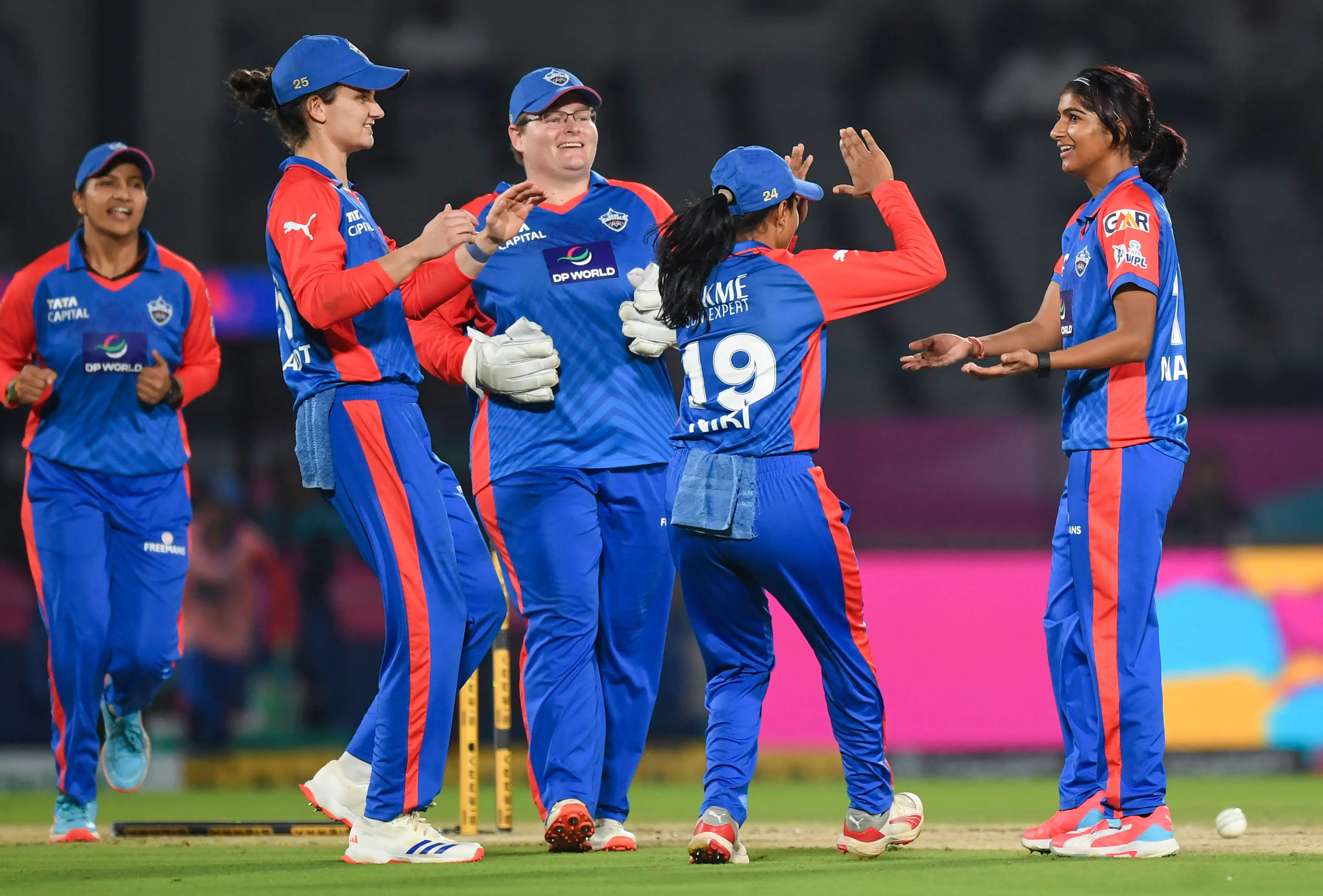 क्या वडोदरा में कैपिटल्स के गेंदबाजों का दबदबा आरसीबी को 109 रन पर ऑलआउट कर देगा?