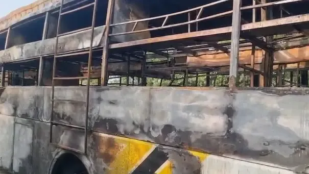 यमुना एक्सप्रेसवे पर डबल डेकर बस में भीषण आग, 9 यात्रियों की जलकर मौत; CM योगी ने लिया संज्ञान