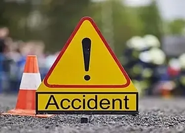 यमुना एक्सप्रेसवे पर सड़क हादसा : डिवाइडर से टकराई बस, 13 यात्री हुए घायल