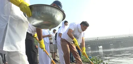 यमुना सफाई अभियान: PWD मंत्री प्रवेश वर्मा और वीरेंद्र सचदेवा ने ITO घाट पर किया श्रमदान