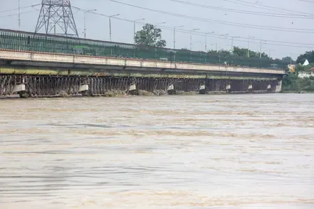What is the current status of the Yamuna water level at Old Railway Bridge?