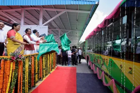 यमुनापार से जुड़ेगा दिल्ली का हर कोना, सीएम रेखा गुप्ता ने दी 300 देवी बसों की सौगात