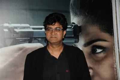प्रसून जोशी: भावनाओं को शब्द देने वाले गीतकार का सफर